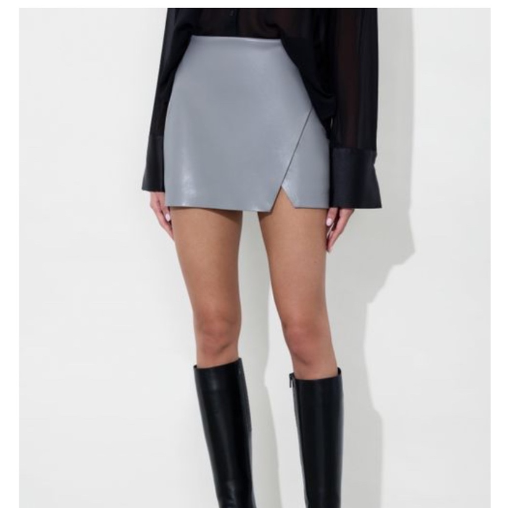 Alice and Olivia - SIOBHAN VEGAN MINI SKIRT - New with Tags